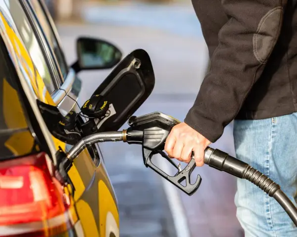 Tankowanie samochodu z silnikiem diesla. Dłoń trzyma pistolet paliwowy z napisem Diesel B0.