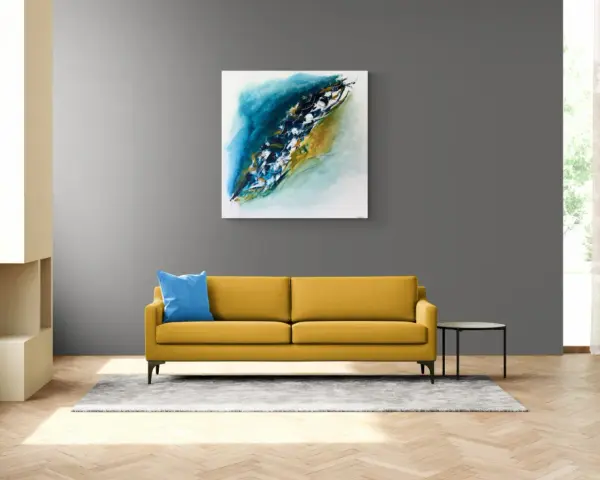 Un tableau grand format abstrait aux tons bleus et dorés domine un salon moderne. Un canapé jaune vif et un coussin bleu apportent une touche de couleur.