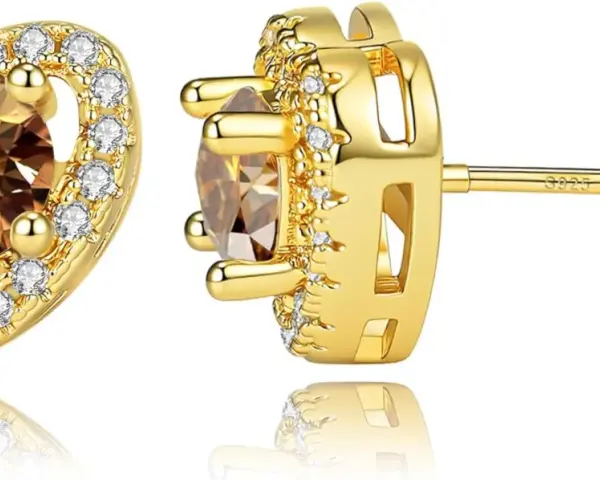 Orecchini a forma di cuore dorati con zirconi bianchi e una pietra centrale color cognac. L'oro contiene nichel, ma il design è elegante.