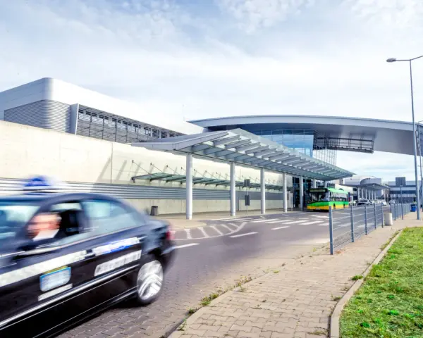 Parking Lotnisko Poznań: Ceny od 100 zł i jak zaoszczędzić