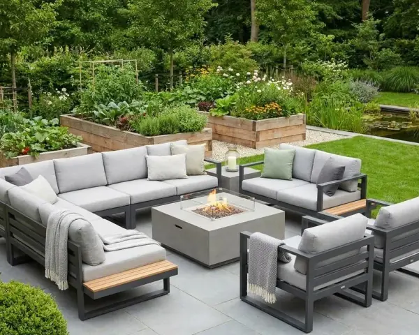 Moderne lounge ecke garten ideen: graue Sitzgruppe mit Feuerstelle, umgeben von Hochbeeten und Teich.