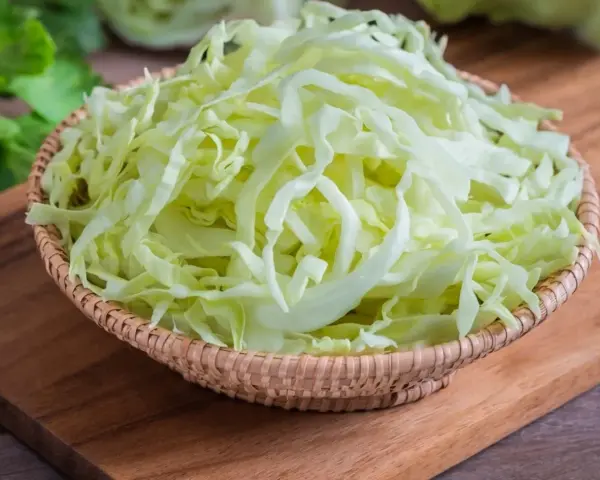 Posiekana kapusta biała w koszyku. Niska zawartość kcal sprawia, że jest idealna do sałatek i surówek.
