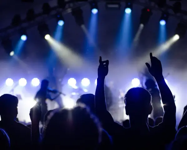 Tłum na koncercie, ręce w górze, światła sceniczne. Tak wyglądają juwenalia – studenckie święto radości i muzyki.