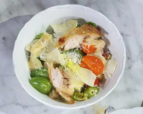 En härlig caesarsallad med kyckling, parmesan och en krämig caesarsallad dressing.