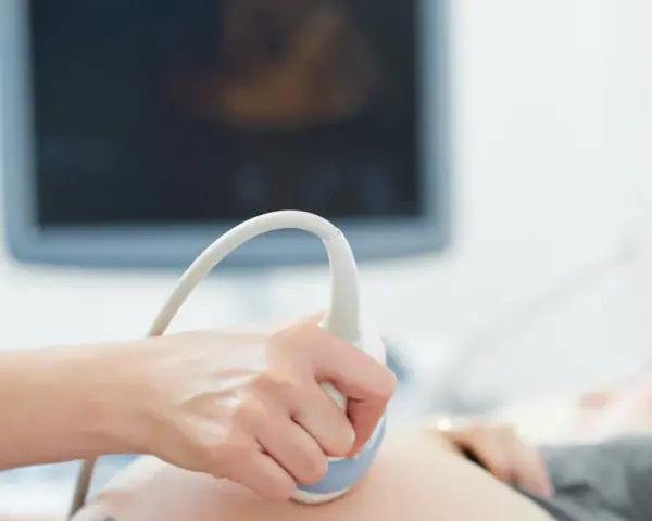 Zbliża się 38 tydzień ciąży. Lekarz wykonuje USG, by sprawdzić, jak rozwija się dziecko.