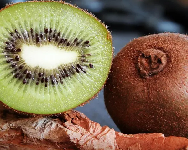 Kiedy jest sezon na kiwi? Sprawdź, by nie przegapić świeżych owoców