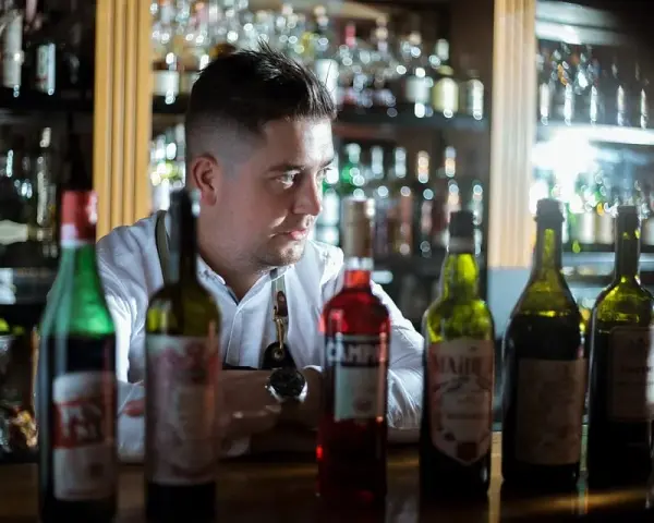 Ile zarabia barman w klubie? Zaskakujące fakty o wynagrodzeniach