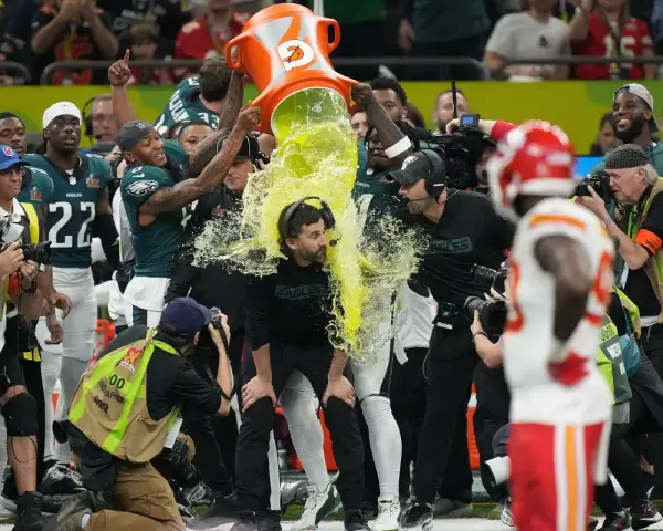 Radość po wygranej! Trener Eagles oblany napojem po meczu, który mógłby być finałem Super Bowl 2025.