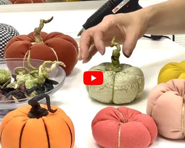 Création de citrouilles en tissu pour une décoration d'automne. Un bricolage facile pour embellir votre intérieur.