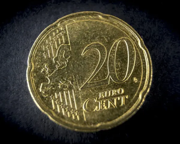 Une pièce de 20 centimes d'euros, avec le chiffre 20 bien visible et une carte de l'Europe.