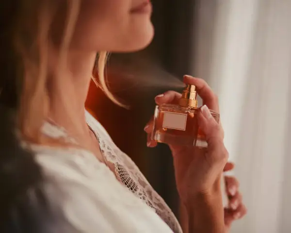 Perfumy: Gdzie psikać, by pachnieć dłużej? Sekrety ekspertki