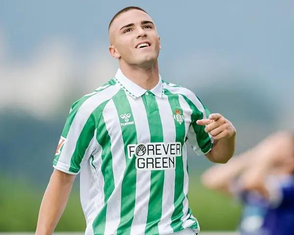 Pablo García, jugador del Betis, celebra un gol con su característica camiseta verdiblanca.