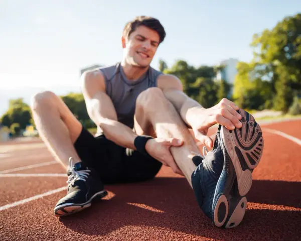 Ból nogi na bieżni. Rehabilitacja funkcjonalna i sportowa to klucz do powrotu do formy.