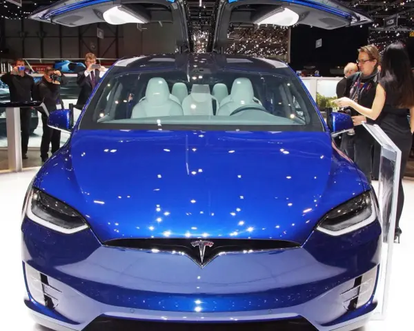Tesla Model X: Leistungsstark, innovativ und teuer – lohnt sich der Kauf?