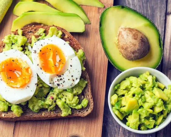 Toast integrale con avocado schiacciato e uovo sodo, un'idea per ricette con avocado veloci e gustose.