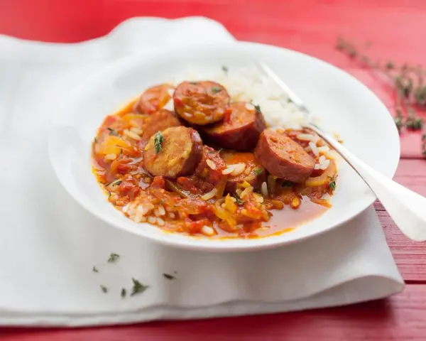 Un délicieux rougail saucisse Cookeo, servi avec du riz blanc.