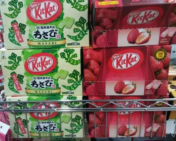 Co przywieźć z Tokio? Pudełka KitKat o smaku wasabi i truskawki.