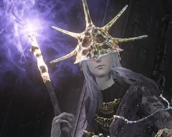 Aldrich el devoradioses, con su corona de espinas y báculo de poder, invoca magia púrpura.
