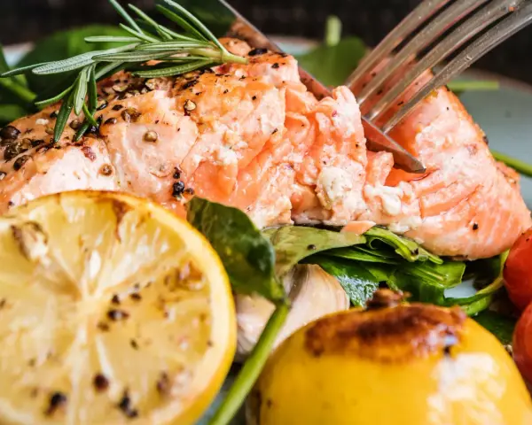 En saftig laxfilé med citron, tomater och rosmarin. Ett perfekt lax recept för en härlig middag.