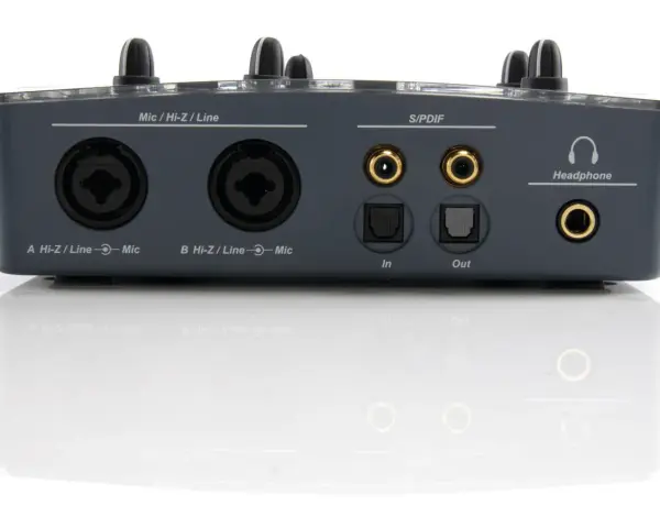Tył interfejsu audio emu 0404 z wejściami mikrofonowymi, liniowymi, S/PDIF i wyjściem słuchawkowym.