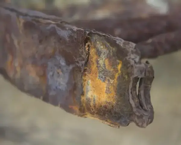 Zardzewiały metal, który wygląda jakby miał rdzewieć, ale czy aluminium rdzewieje? Ten fragment pokazuje intensywną korozję.