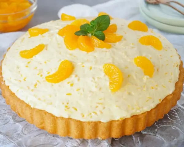 Eine Tarte mit cremiger Füllung und Mandarinenstücken. Man kann Paradiescreme backen, diese Tarte ist ein Beweis dafür!