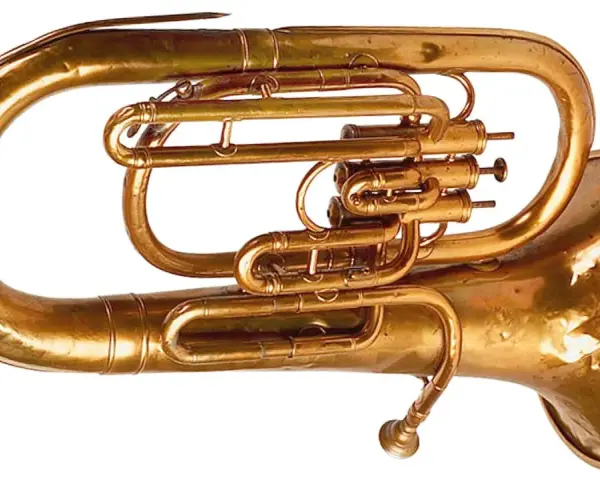 Ein goldenes Tenorhorn, ein beliebtes Blasinstrument. Namen von Blasinstrumenten wie dieses sind faszinierend.