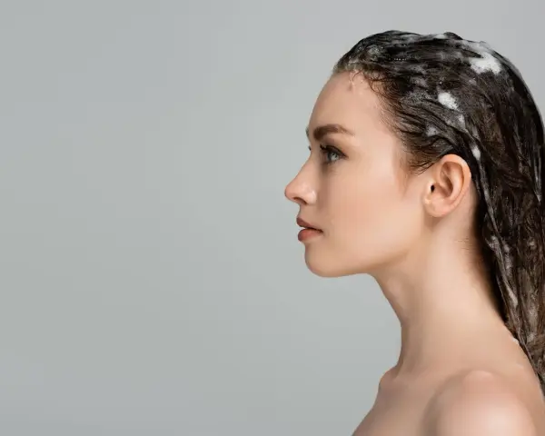 Jak stosować peeling do twarzy? Przewodnik do gładkiej cery bez błędów