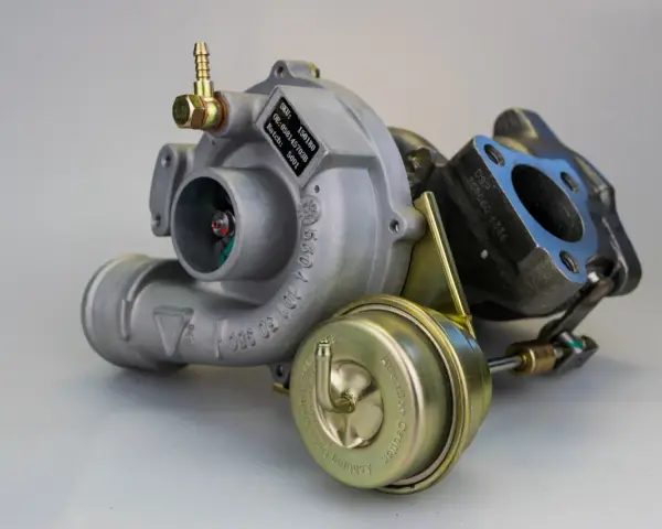Turbolader mit Wastegate-Aktuator. Anzeichen für einen turbolader undicht symptome sind Leistungsverlust und ungewöhnliche Geräusche.