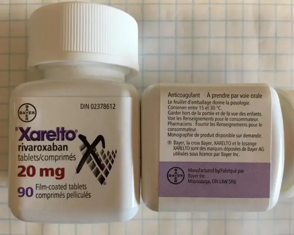 Opakowanie Xarelto 20 mg, zawierające 90 tabletek powlekanych. Cena tego leku przeciwzakrzepowego jest ważna dla pacjentów.