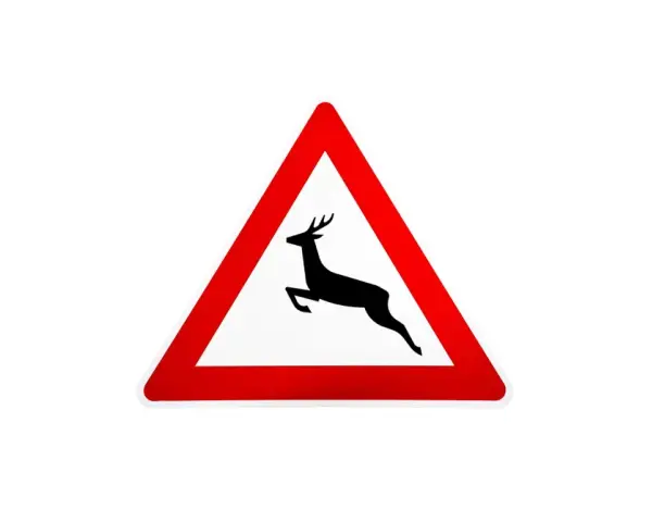 Warnschild: Achtung, Wildwechsel! Ein springendes Reh im roten Dreieck weist auf die Gefahr hin, dass Tiere die Straße überqueren könnten.