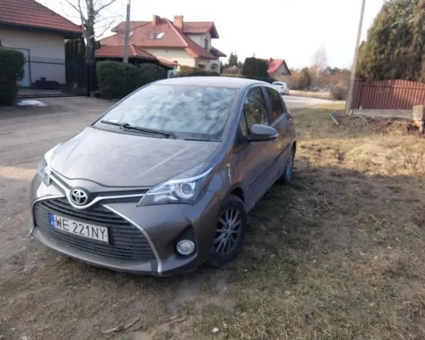 Szary Toyota Yaris, zaparkowany na poboczu. Może to kara UFG za brak OC?