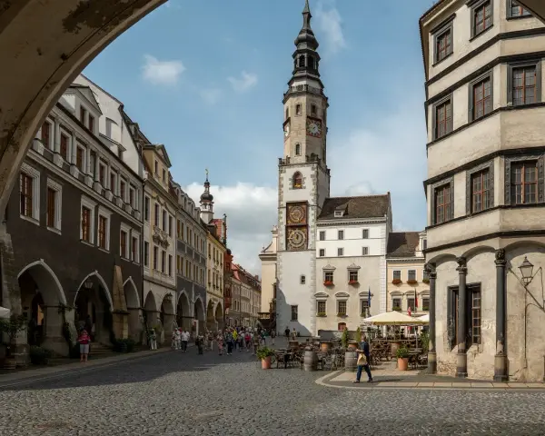 Rynek w Görlitz, z charakterystyczną wieżą ratuszową i zabytkowymi kamienicami, to główne atrakcje miasta.