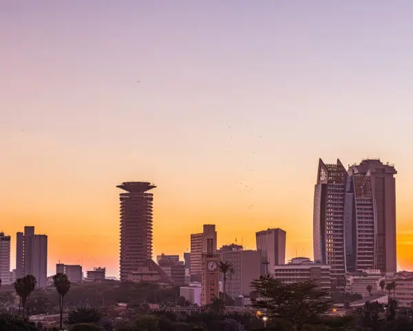 Nairobi, główne miasto Kenii, budzi się do życia o wschodzie słońca. W tle widać nowoczesne wieżowce i charakterystyczną wieżę KICC.