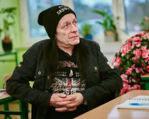 Tomasz Pukacki, lider zespołu, w czapce z napisem "AC/DC DRINK".