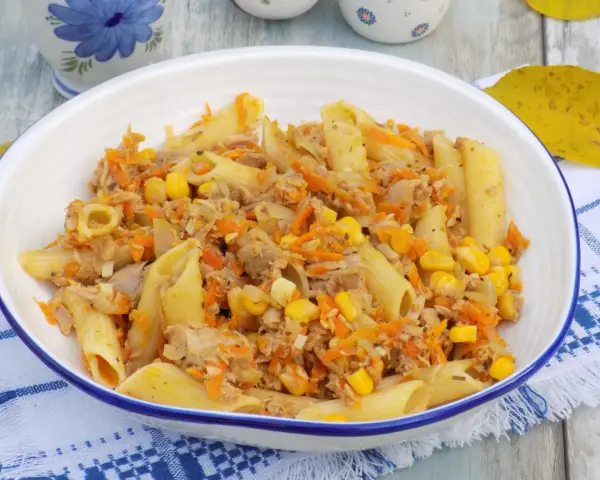 Makaron z tuńczykiem w 20 min: 4 przepisy i porady eksperta