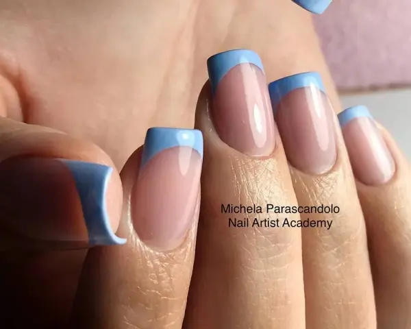 Unghie french con disegni azzurri e base rosa. Un tocco di colore per un look fresco e moderno.