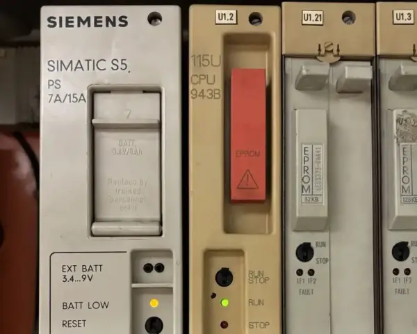 Moduły sterowników PLC Siemens SIMATIC S5 z procesorem i pamięcią EPROM.