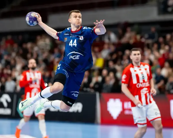 Piłkarz ręczny w skoku, z piłką w dłoni, podczas jednego z emocjonujących gwardia opole mecze.