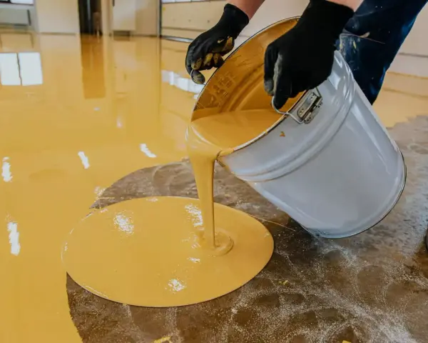 Wylewanie żółtej żywicy na podłogę. Sprawdź, jaka jest podłoga z żywicy cena za metr.