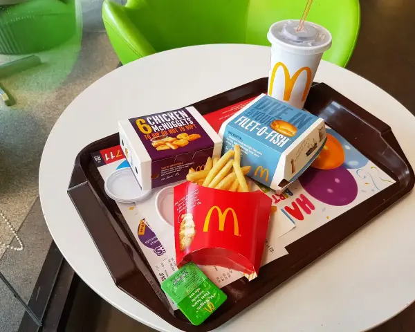 Duże frytki z McDonald's, nuggetsy i Filet-O-Fish. Idealny zestaw na szybki lunch, choć duze frytki mc kcal mogą przyprawić o zawrót głowy.
