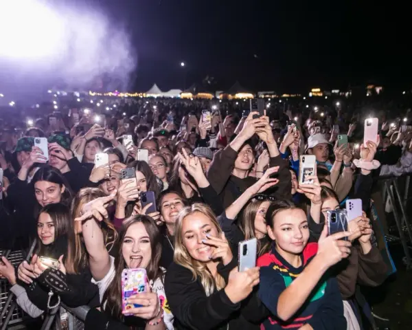 Tłum na koncercie, wszyscy nagrywają telefonami. Wesoła atmosfera, ale też nutka nostalgii, jak na gorzko-słodkim festiwalu.