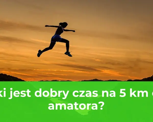 Sylwetka biegaczki w skoku na tle zachodzącego słońca. Pytanie brzmi: Jaki jest dobry czas na 5 km dla amatora?