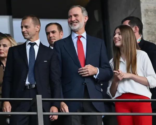 Król Filip VI z córką, księżniczką Zofią, oglądają mecz.