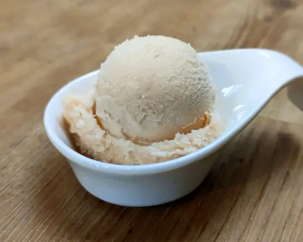 Ein Löffel cremiges Spekulatius Eis selber machen ist ein Genuss.
