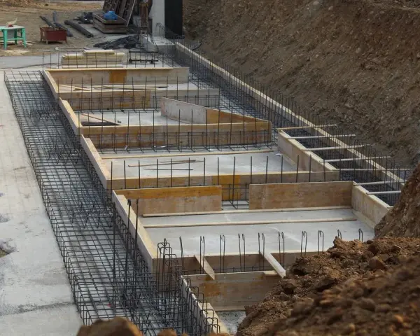 Budowa fundamentów: zbrojenie i szalunki pod bloczki betonowe fundamentowe.