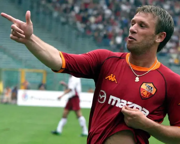 Antonio Cassano w koszulce Romy, z palcem wskazującym w górę, celebruje bramkę.