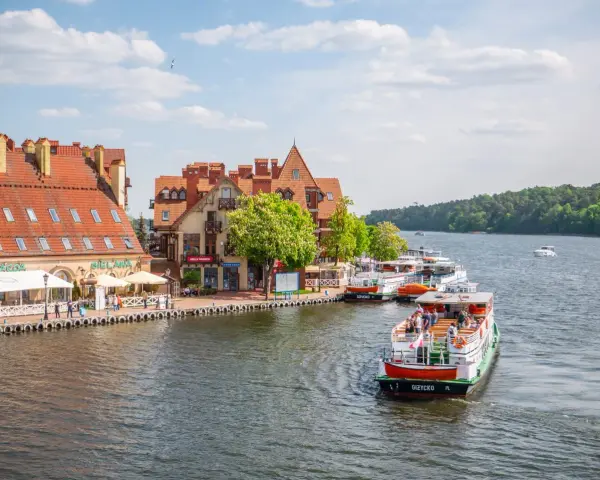 Port z łodziami i kamieniczkami, idealne miejsce na mikołajki atrakcje.