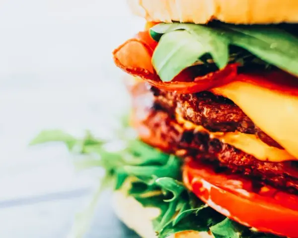 Dodatki do burgera: 20+ pomysłów na burgera jak z restauracji