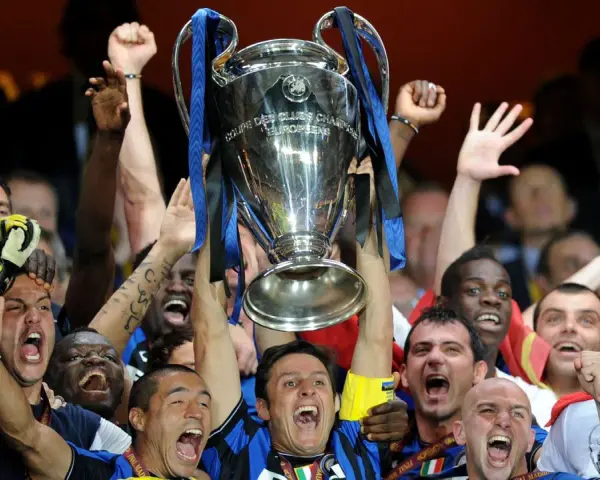 Jugadores del Inter celebran levantando la Champions League. ¡Cuántas Champions tiene el Inter!